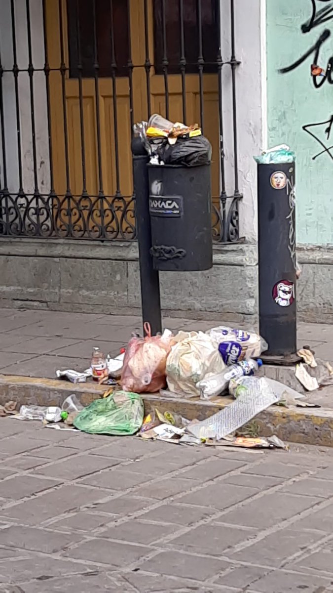pacopadilla67's tweet photo. En ciernes la solución al problema de la basura. Mientras la imágen de la ciudad se deteriora ante la mirada del turismo. Se cumplen 12 días del tiradero municipal y @FMartinezNeri sigue con su discurso demagójico de querer implantar una ciudad educadora @municipioOaxaca https://t.co/TQ2FHHnkHK