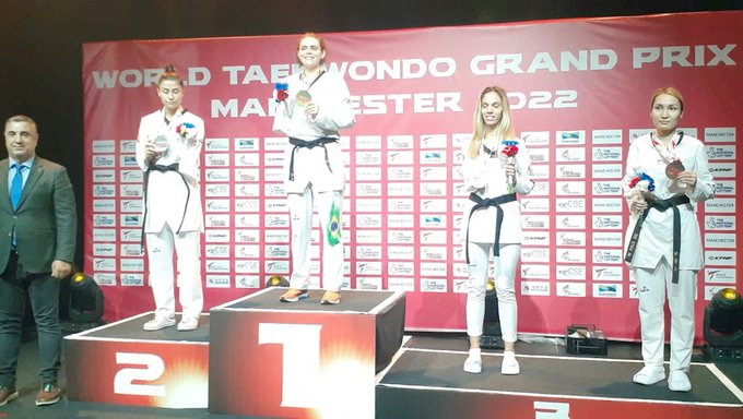 Silvana Fernandes exibe sua medalha no alto do pódio em Manchester, na Inglaterra.