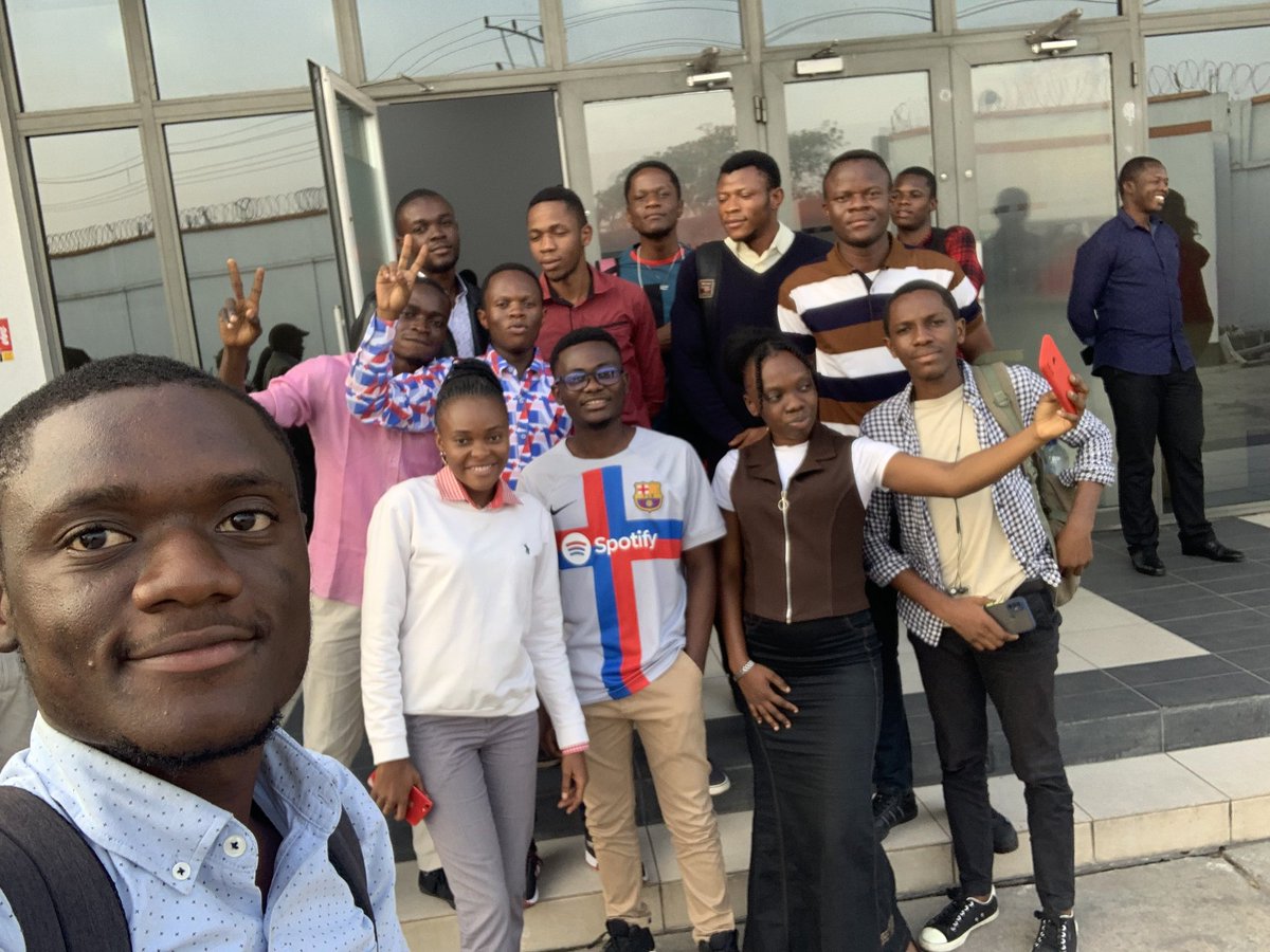 NgalamulumeMar1's tweet image. Nous, membres de la #stemdrc nous remercions madame #sandrinengalulamubenge et toute son équipe de #stemdrc pour cette formation riche en couleur, sous thème : "la découverte de la 3D et la programmation des microcontrôleurs" que Dieu bénisse leurs efforts sans oublié #orangdigit