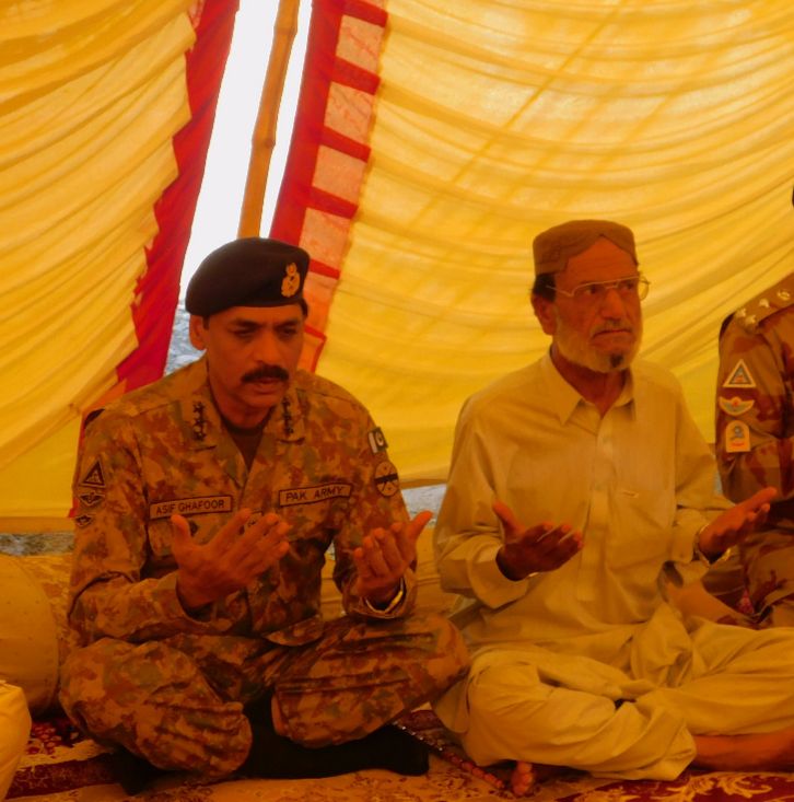 Pakistan__Force's tweet photo. Corps Commander visited the house of former Chief Justice Balochistan High Court Muhammad Noor Maskanzai Fateha for former CJ BHC
https://t.co/sjWmknydBd https://t.co/CCQ36yvGV3