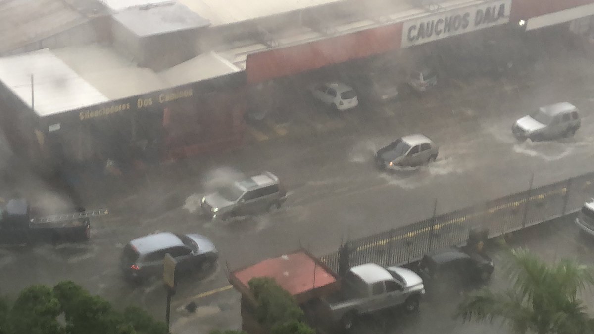 eutrafico's tweet photo. Así se encuentra la #AvSucre de #LosDosCaminos para la hora. #Precaución. #21Oct

Foto: @yanelet https://t.co/SwFZhzkMPa