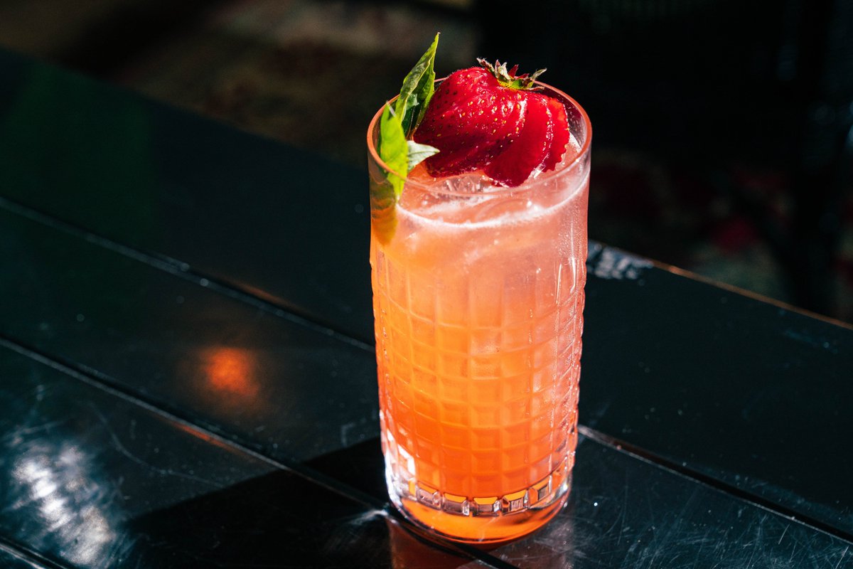 MalikaBowling's tweet photo. Who is a fan of Le Colonial? For Oct, they have the Strawberry and Thai Basil Mojito ($18). 100% of proceeds from each cocktail sold will be donated to the Komen Foundation
#thinkpink #BreastCancerAwarenessMonth2022 #lecolonial https://t.co/0chRAsb5z2