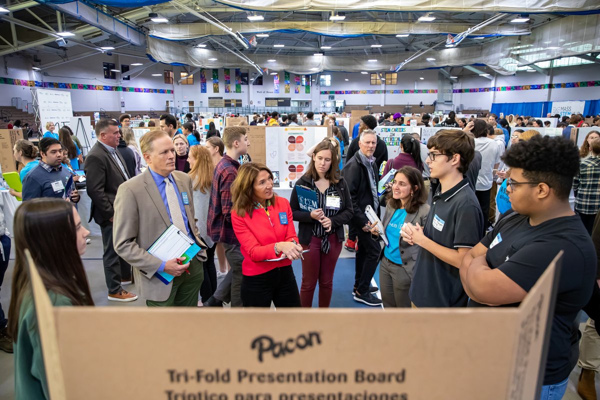 MassEducation's tweet photo. .@Mass_STEMHub's Student Showcase with @PBLWorks brought together industry partners &amp; students across MA for #MassSTEMWeek, to find solutions to the question “How can we prepare &amp; inspire people in Massachusetts to pursue STEM careers that have the greatest potential for impact?” https://t.co/bcA46ants9