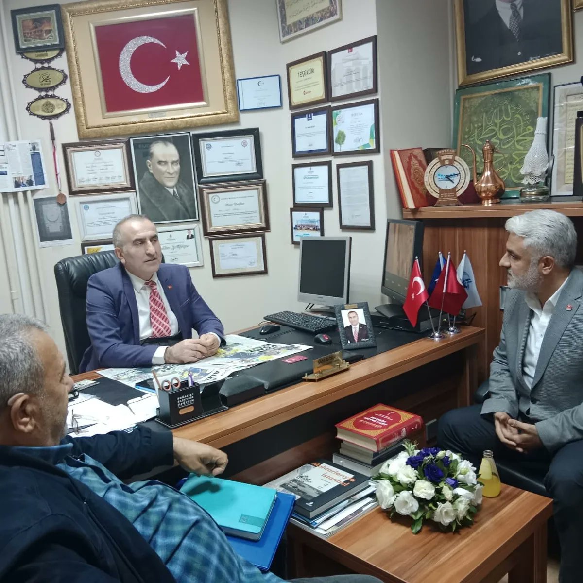 Chp Bağcılar İlçe Muhtarlar Eğitim Kurumları Şehit ve Gaziler Komisyonumuz olarak ,Mahmutbey Mahalle Muhtarımız, Sn.Sami Gökali'yi ziyarette bulunduk, mahallemizi,gündemi ve sorunları konuştuk istişareler ettik ,misafirperverlikleri için kendilerine teşekkürederiz <a href="/Canan_Kaftanci/">Canan Kaftancıoğlu</a>