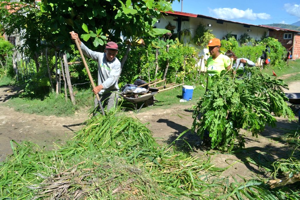 #21Oct Acompañamos un nuevo despliegue de SERPUMAR en la Calle en la comunidad Héroes de Perijá del Casco de Turmero, este extraordinario equipo ejecuta labores de mantenimiento, limpieza y recolección de desechos sólidos y vegetales #PatriaUnidaYSolidaria