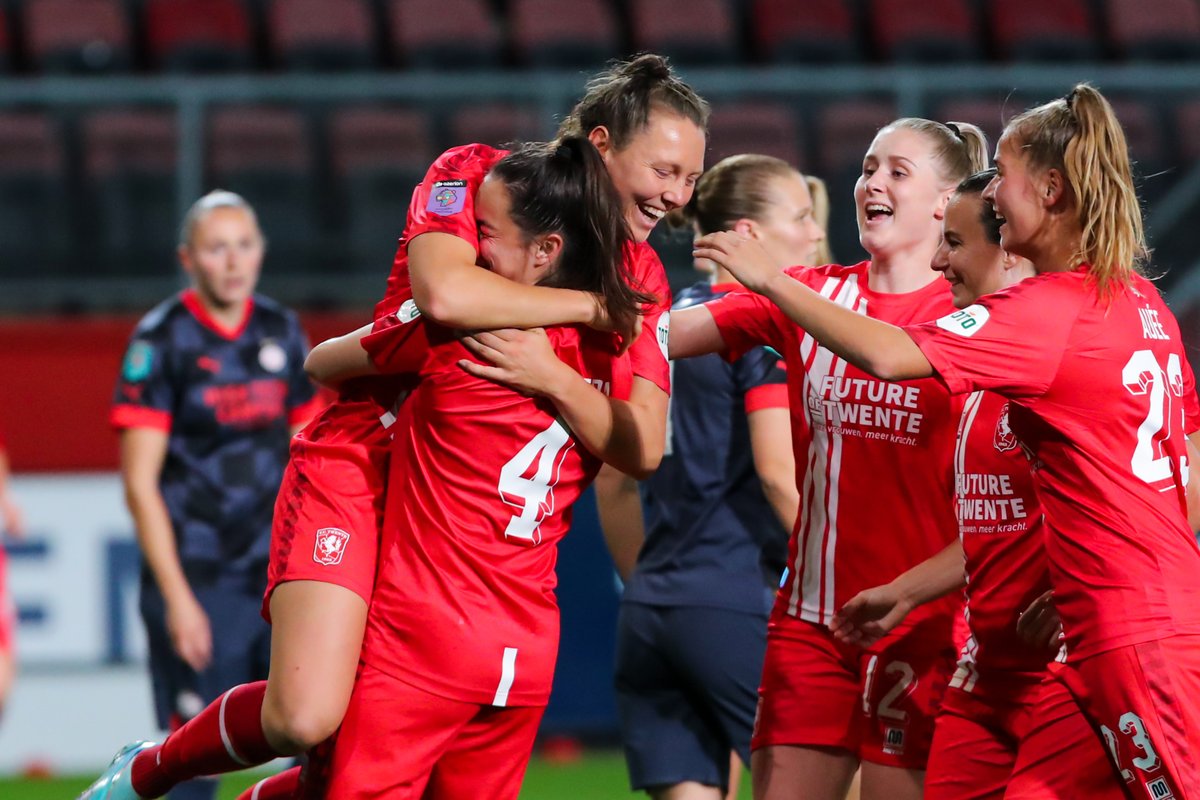 FCTwenteVrouwen's tweet photo. 🤩 𝙁𝘾 𝙏𝙬𝙚𝙣𝙩𝙚 𝙫𝙚𝙧𝙨𝙡𝙖𝙖𝙩 𝙋𝙎𝙑 𝙢𝙚𝙩 𝟯-𝟭 𝙞𝙣 𝘿𝙚 𝙂𝙧𝙤𝙡𝙨𝙘𝙝 𝙑𝙚𝙨𝙩𝙚

🔗 https://t.co/2UcS7i19E3

#TWEPSV @VrEredivisie https://t.co/MjgDD7xL2K