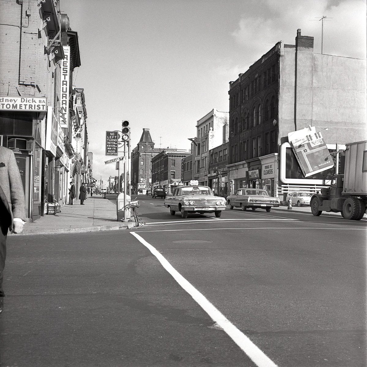 g_meslin's tweet photo. #TPBscan #160
A good view north along Yonge, from Wellesley. Negative sleeve says Oct ‘64. I see Hercules a few buildings down! Long since replaced by Seduction, which has now also closed. Masonic Hall Buildings at 2 Gloucester in the distance. Yellow Cab at the intersection. https://t.co/lKWf2KzFMO