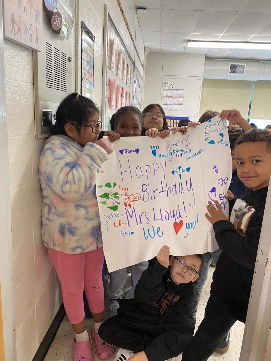 Screaming happy birthday to our favorite recess teacher <a href="/LaurenLloyd_KCS/">Lauren Lloyd</a> !!! We love you so much!!!! ❤️❤️❤️