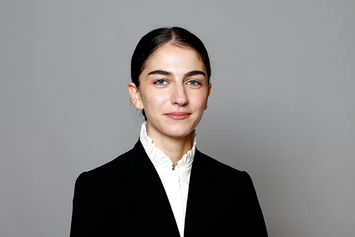 adebotes's tweet photo. Meet 26-year-old Romina Pourmokhtari, 🇸🇪Sweden's new Minister of Climate &amp; Environment (under the Ministry for Energy, Business &amp; Industry)

She is the youngest person to lead a ministry in Sweden and now serves as part of the new Ulf Kristersson-led cabinet.

📸: Ninni Andersson https://t.co/DfTD050cT0