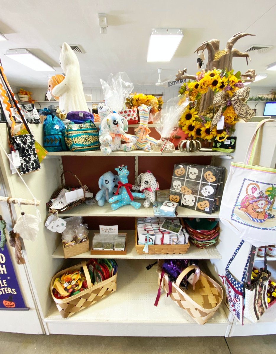 AppleStoreCP's tweet image. #ShopLocal with a wide variety of local artists and products that can be found at The Apple Store. 🍎 🍏

Discover more: connerprairie.org/applestore

Open Wed. - Sun., 12P - 5P, evenings during Headless, 5:30P - 9PM.

#AppleStoreAtCP #HeadlessHorsemanCP @ConnerPrairie