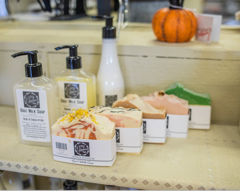 AppleStoreCP's tweet image. #ShopLocal with a wide variety of local artists and products that can be found at The Apple Store. 🍎 🍏

Discover more: connerprairie.org/applestore

Open Wed. - Sun., 12P - 5P, evenings during Headless, 5:30P - 9PM.

#AppleStoreAtCP #HeadlessHorsemanCP @ConnerPrairie