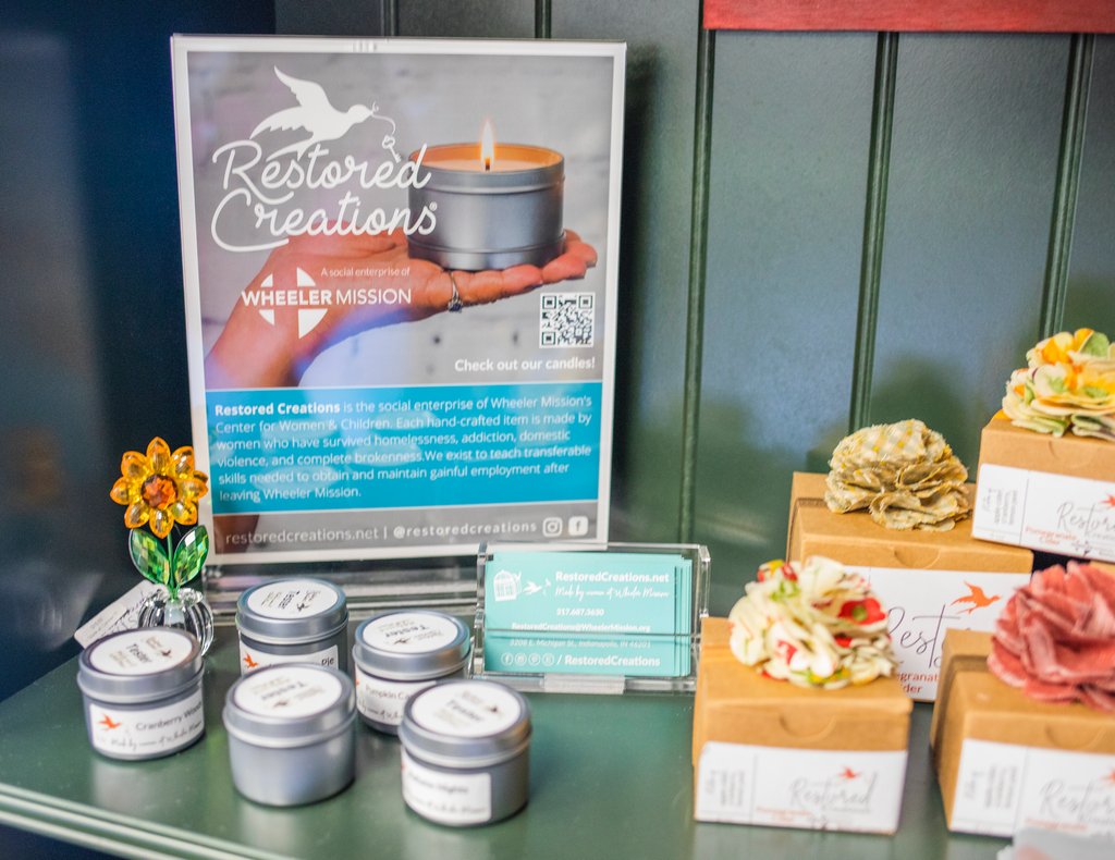 AppleStoreCP's tweet image. #ShopLocal with a wide variety of local artists and products that can be found at The Apple Store. 🍎 🍏

Discover more: connerprairie.org/applestore

Open Wed. - Sun., 12P - 5P, evenings during Headless, 5:30P - 9PM.

#AppleStoreAtCP #HeadlessHorsemanCP @ConnerPrairie