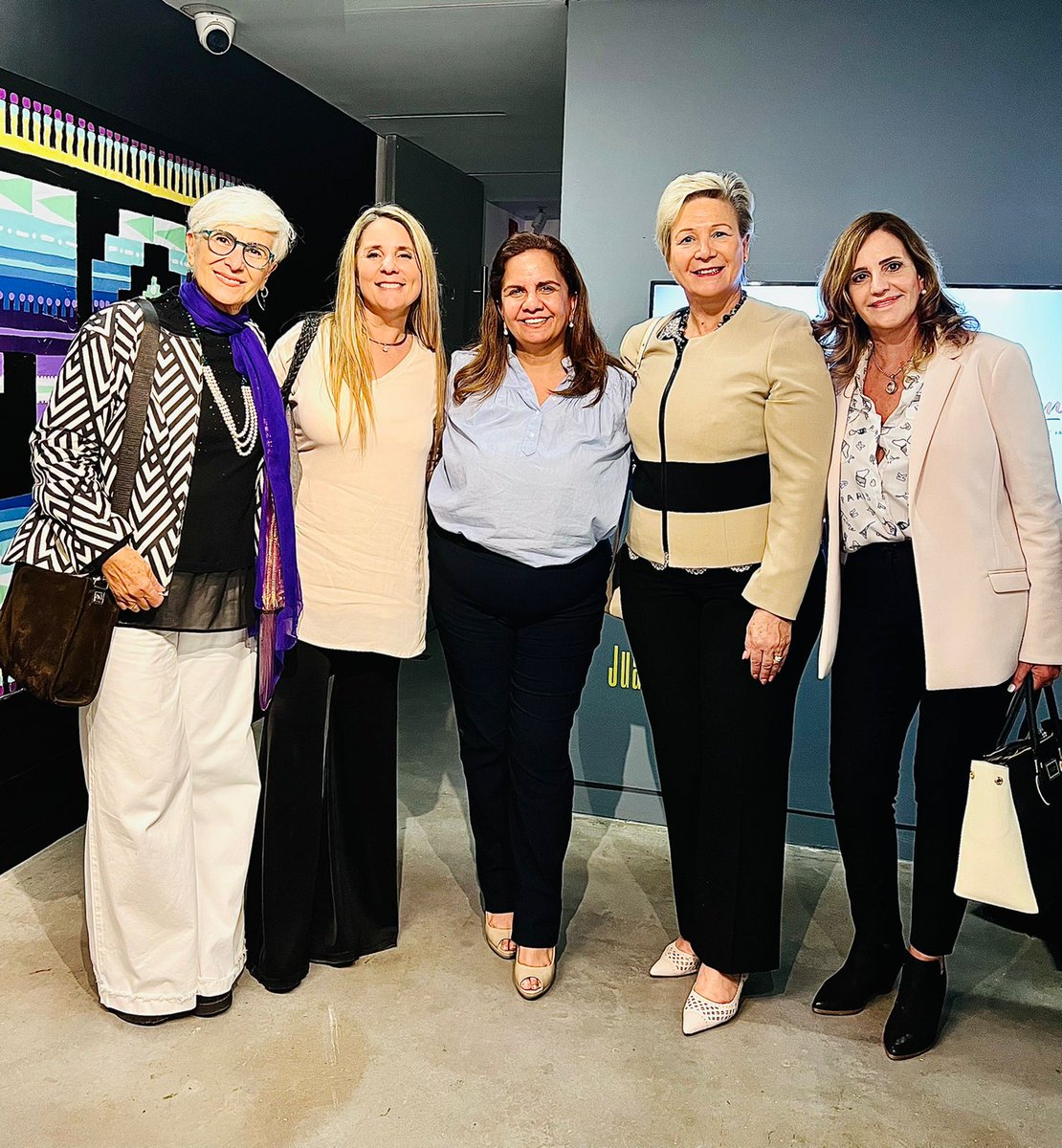 En el día de ayer, convocadas por el G100, FAME y @ , participamos de un encuentro bilateral de mujeres líderes organizado en la Embajada de Chile y en el marco del @WEFChile