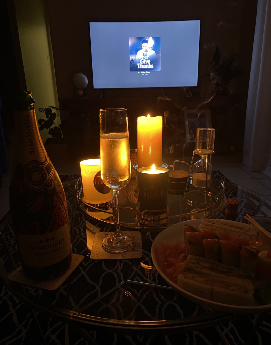 Khazi_Rinae's tweet photo. Candlelit dinner for one😍🤌🏾#FridayNightThings #Sushi&ChampersTypaEvening #SpoilingMyself😌 https://t.co/xjRqxAipnZ