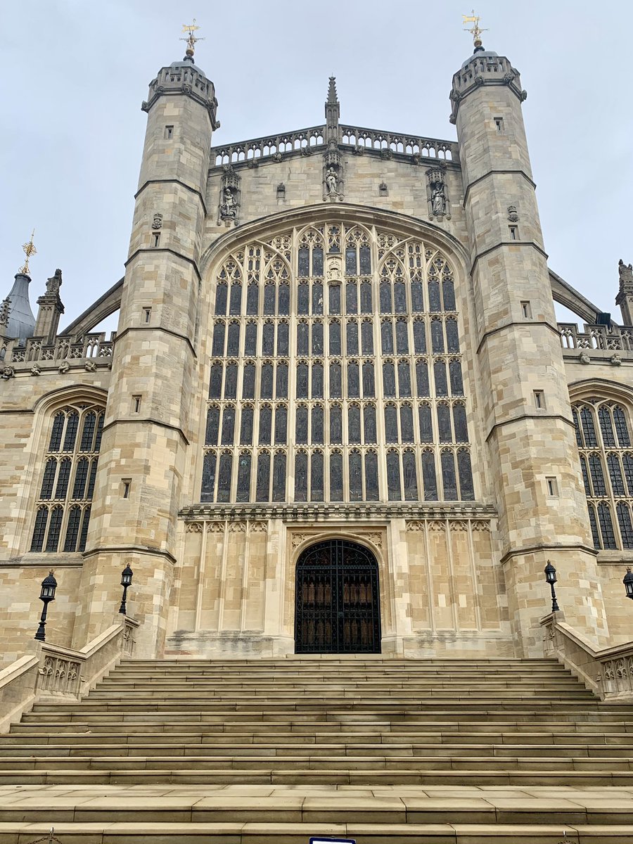 RitaWallace_'s tweet photo. #windsorcastle finally got to #payourrespects to #hermajestyqueenelizabeth at her final resting place. #poignant and #emotional #HMQueenElizabeth https://t.co/s0fVtqHeWM