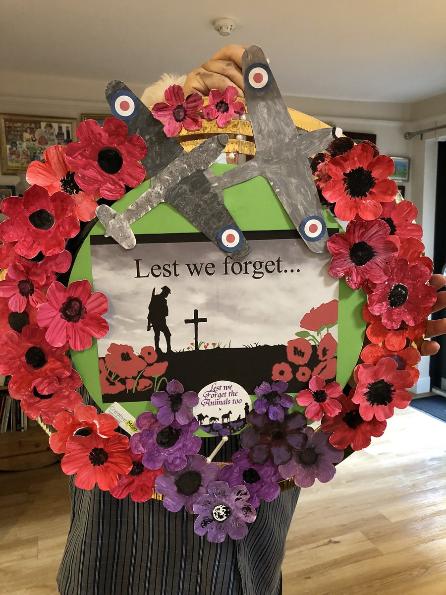 MojoCrowthorne's tweet photo. #RemembranceDay #artactivitysession at @WintonHouse #Artincarehomes @HallmarkSurrey @BupaUK @carehome_co_uk @AuraCareLiving @TheAbbeyfield https://t.co/ddeYVqdajx