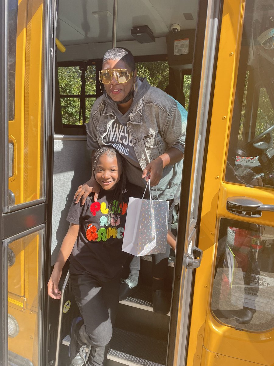 DarnishaJohns19's tweet photo. We appreciate our bus drivers for all they do!!! Happy Transportation Appreciation Week!!!@apsupdate @MilesTigersAPS @Jones_art_aps @apsupdate @APSTransport https://t.co/FeQa14A488