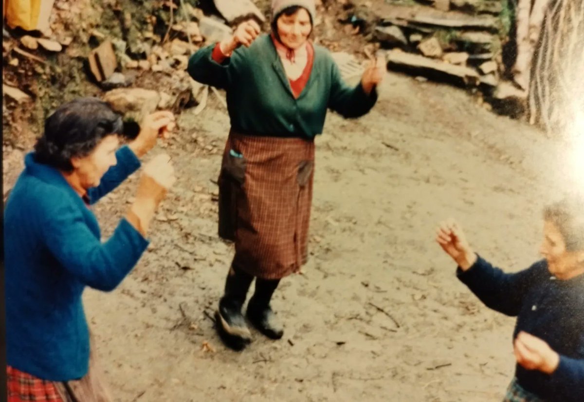 Era inverno nos Ancares e bailabamos felices, os cans, os castiñeiros, as pitas, as mestras e nós ♥️