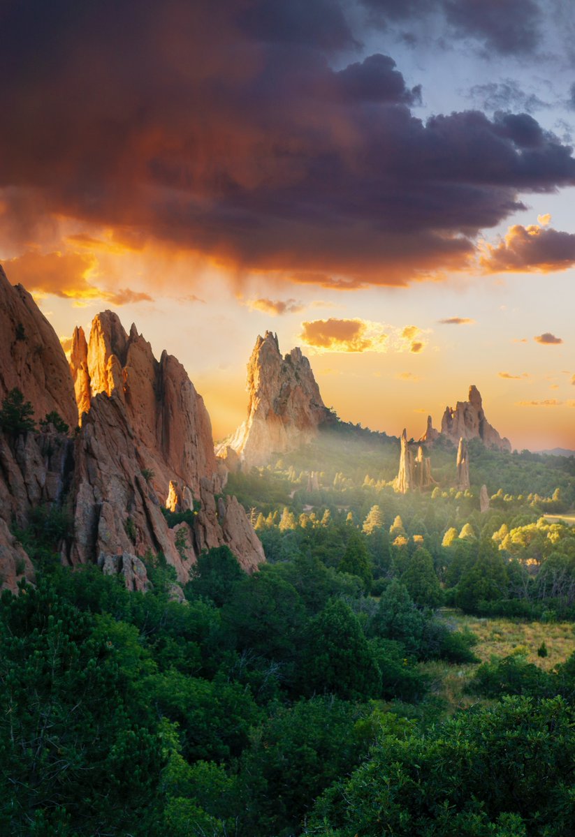 Relaxing evening and rejuvenating night, filled with sweet thoughts and beautiful dreams, everyone 🌆🌹🍫✨ 💖 📸 Garden of the gods at sunset by Joshua Woroniecki