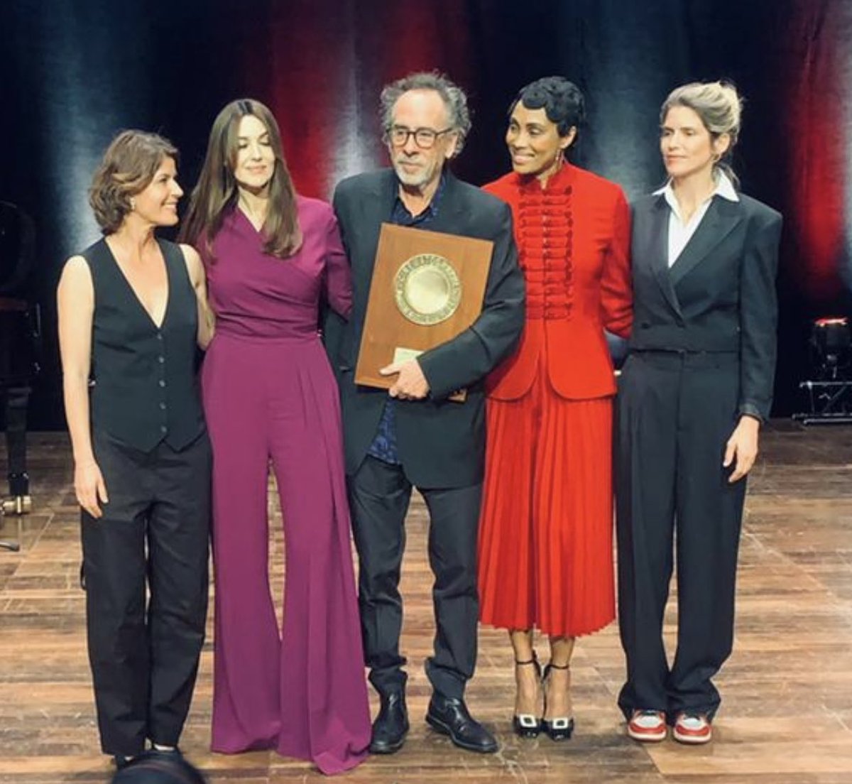 « De toute ma vie je n’ai jamais ressenti autant d’amour qu’ici. Où tout n’est que joie et amour des films. Je n’oublierai jamais cette soirée. Merci du plus profond de mon cœur. » À Lyon, Tim Burton reçoit le 14e Prix Lumière.