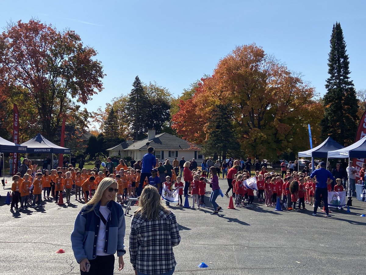 prairied203's tweet photo. What wonderful weather for a Fun Run.  Great job Prairie Dogs - we surpassed our fundraising goal!!! #PrairiePride #community https://t.co/DTwommUkcJ