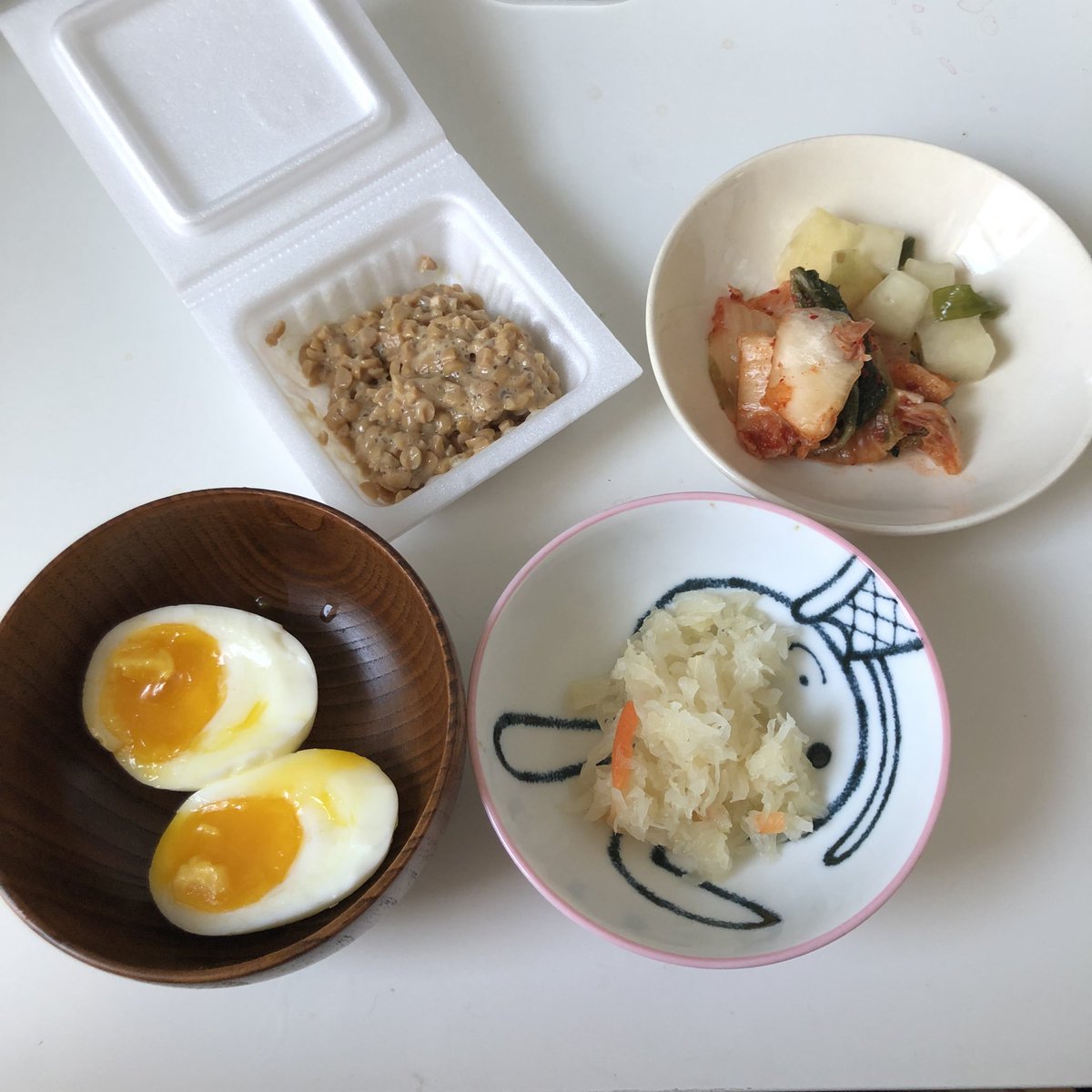 I’m sick today, so for breakfast I’m having the smelliest yet healthiest fermented foods combo ! 180 cal