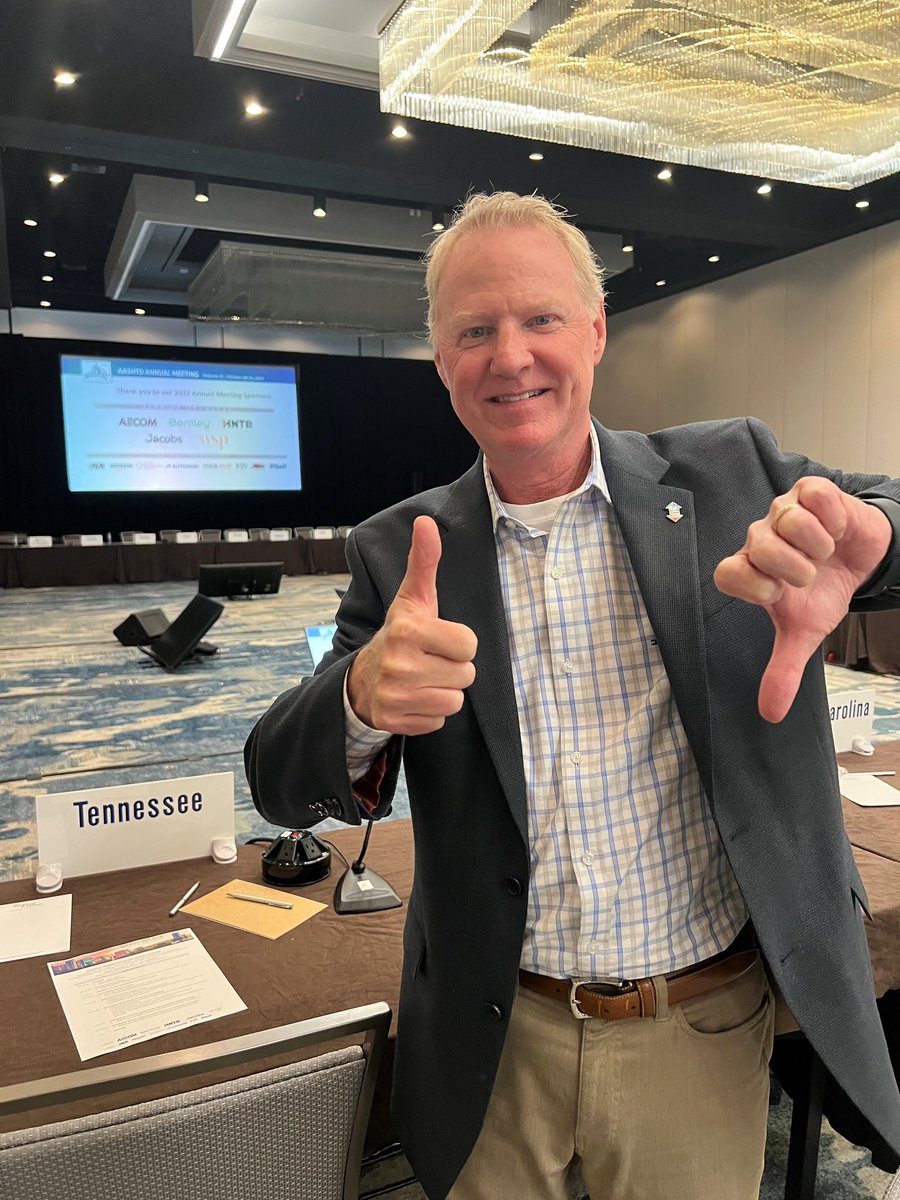 Our very own @TDOTCommish showing some love for our friends at <a href="/MoDOT/">MoDOT</a> and Buckle Up, Phone Down Day!

(*If you zoom in close enough you’ll notice he’s wearing the #BUPD pin too! 😊) 

<a href="/myTDOT/">myTDOT</a> 
#BUPD #BUPDDay #myTDOT