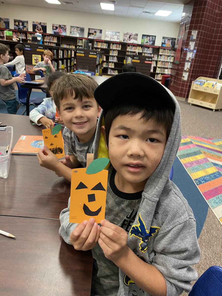 TLeLibrarian's tweet photo. Ghosts and pumpkins and Ozobots, oh my! Having some Halloween fun this week in the library! @HospElementary @FISD_Libraries #FISDmadetoshine https://t.co/9aq5SVdt3n