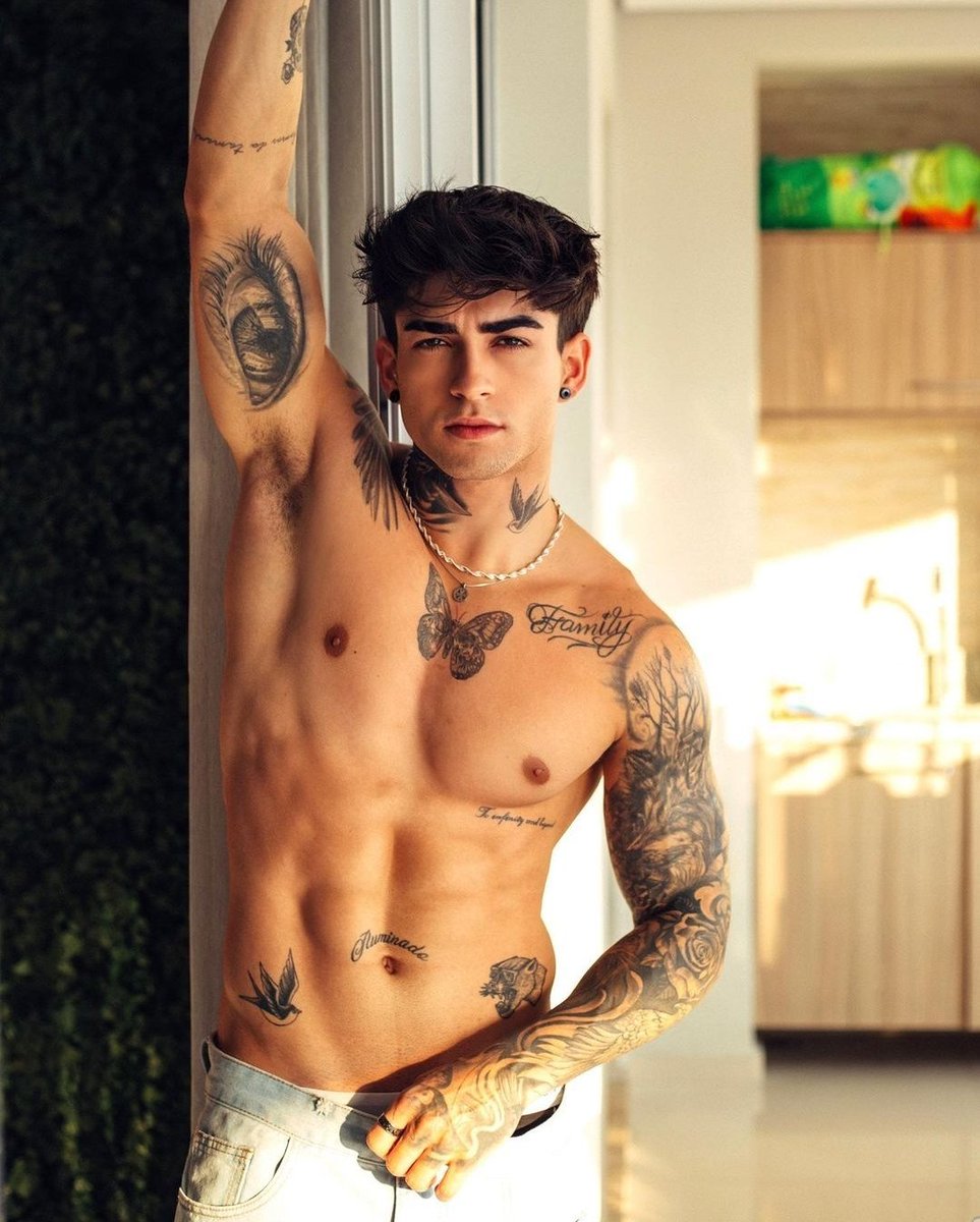 SovacosF's tweet photo. Sovaco do Henrique Lima
#sovaco #sovacoliso #armpit #smootharmpit #shavedarmpit #axilas #boy #boys #boysarmpit #gato #gostoso #homem #arms #biceps #muscle #model #fitnessmodel #malemodel #shirtlessboy #gym #fitness #youngtwinks #muscleman #body #workout #chest #abs #henriquelima https://t.co/kX6T7rEKQj