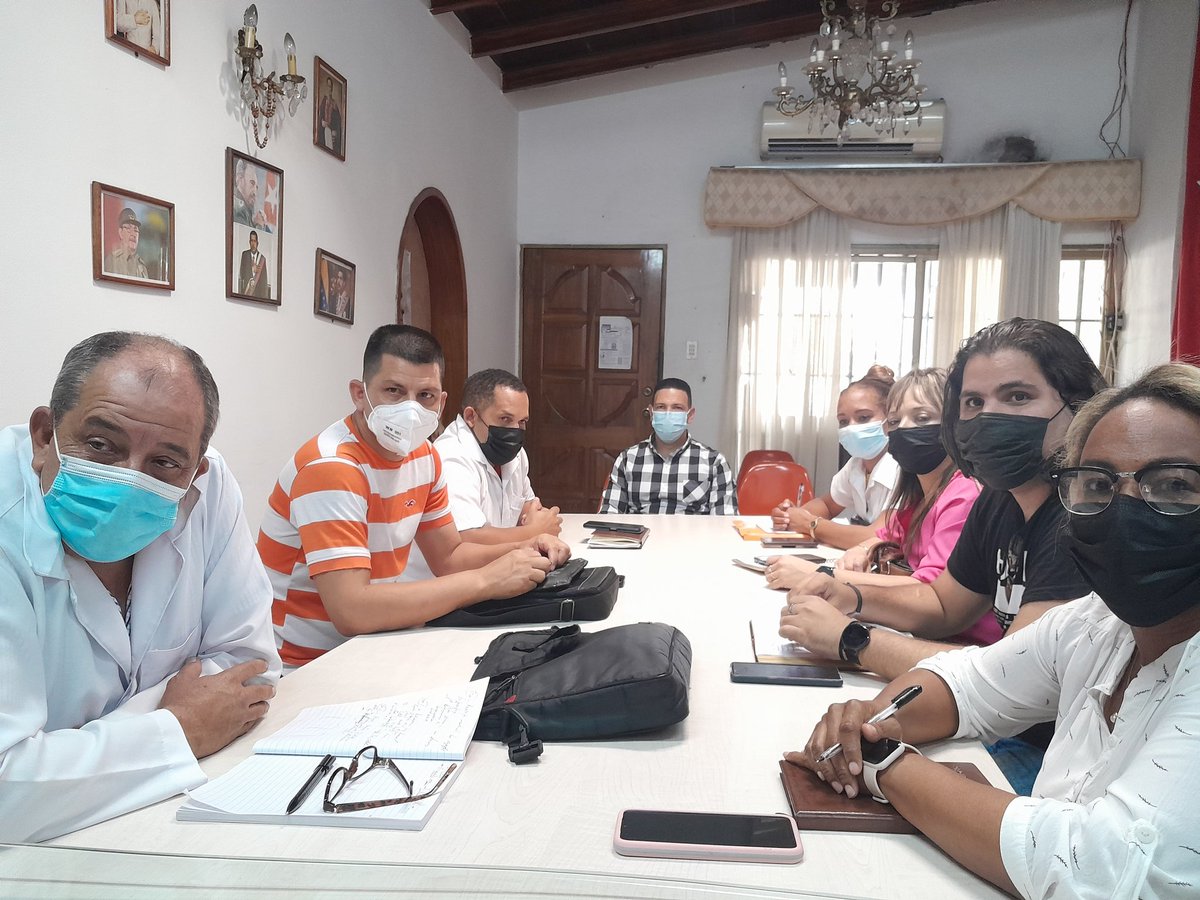Se recibe en el Estado Bolívar al cónsul de Cuba en Venezuela, realizando los trámites consulares y ver el proyecto de la plaza José Martí. <a href="/cubacooperaven/">Brigada Médica Cubana en Venezuela</a> <a href="/Cubacooperabol2/">Brigada Médica 🇨🇺 Bolívar🇻🇪</a> <a href="/japortalmiranda/">José Angel Portal Miranda</a> <a href="/JosAnto54744901/">José Antonio Machado Reyes</a> @Colina_VClara <a href="/altunaga_perez/">Esthet Perez altunaga</a> <a href="/DPSVillaClara/">DPS Villa Clara</a> <a href="/medica_clara/">J J Pulido López</a>