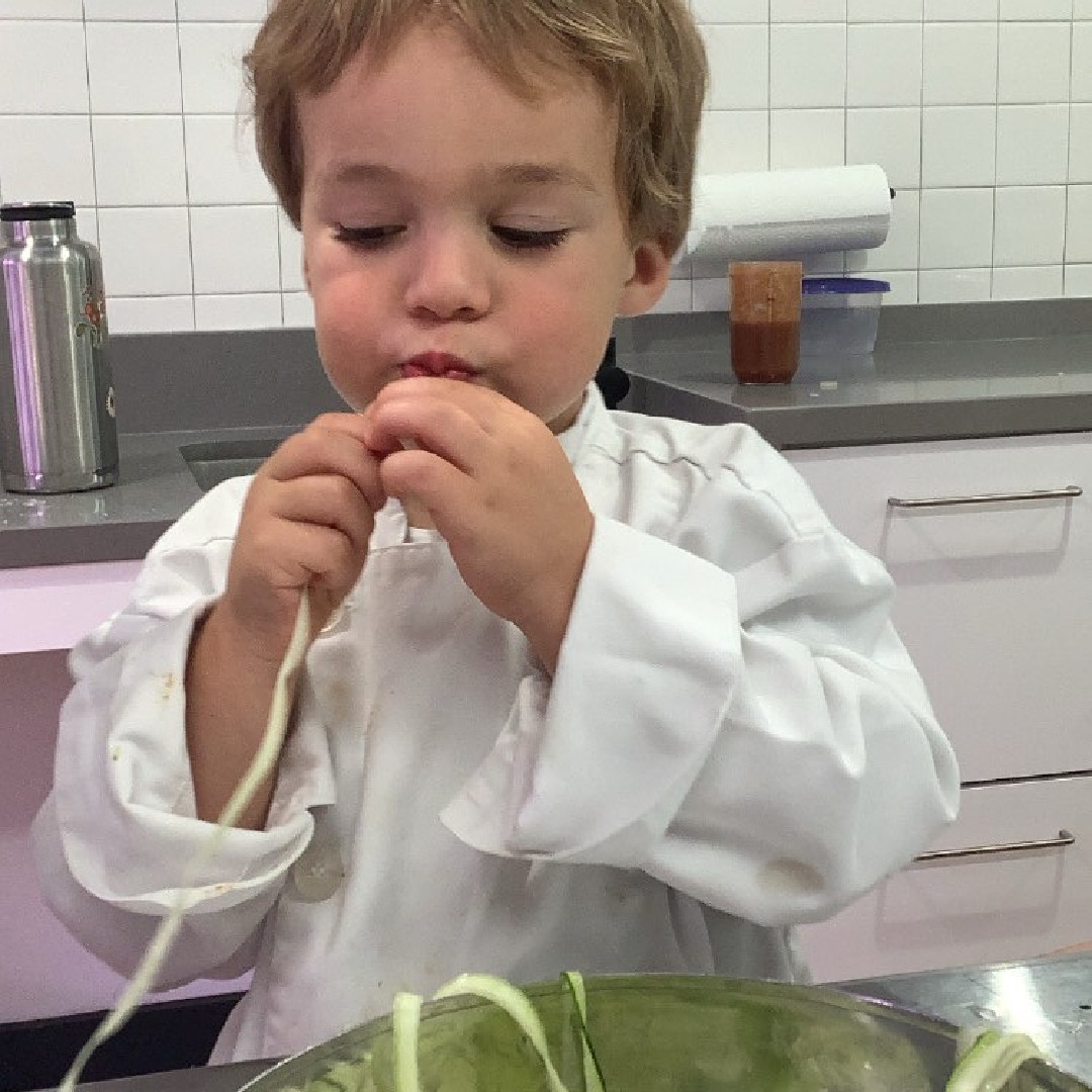 LittleKitchenA1's tweet photo. What's a fun food to say and even more fun to eat? Zoodles!! 😀
#creativekids #kidsactivities #learningthroughplay #playmatters #sensoryplay #littlekitchenacademy #kids #parenting #fun #children #play #HelpMeToDoItMyself #montessori #mariamontessori #zoodles https://t.co/AsryitfzaQ