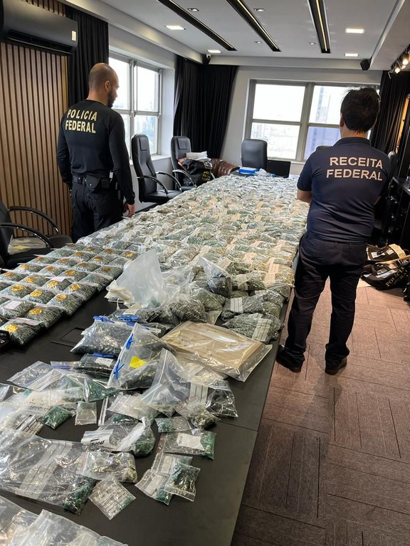 agenciapublica's tweet photo. 🚨 Evangélicos bolsonaristas e “empreendedores” estão no centro de um escândalo milionário que prendeu Patrick Abrahão, 24, nesta quarta-feira (19), pela PF sob suspeita de movimentar esquema de pirâmide financeira transnacional. https://t.co/ctvCvvFq3c