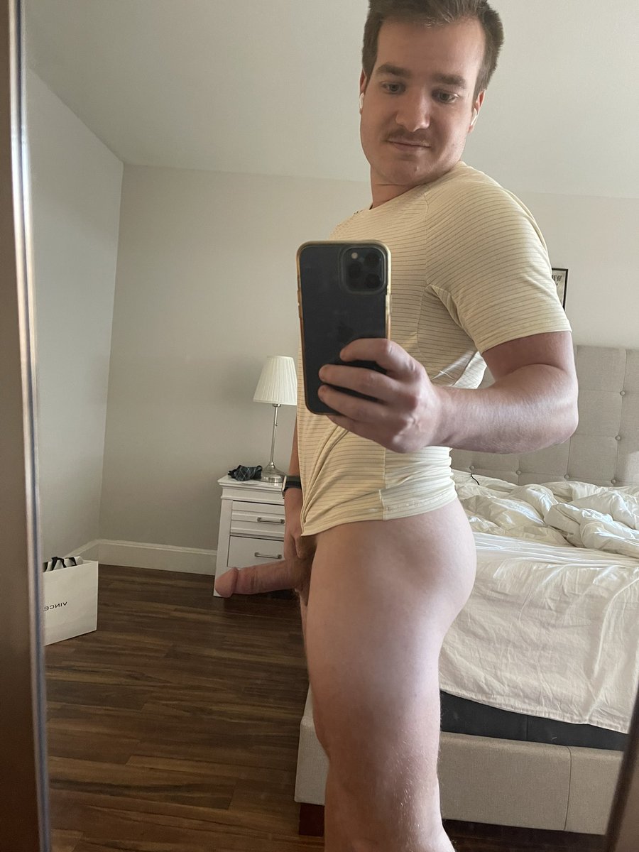 versphillyboy's tweet photo. Guys I can’t work like this on a Friday 😩
and no I can’t make my bed either ☺️ https://t.co/OduZyGhzJM