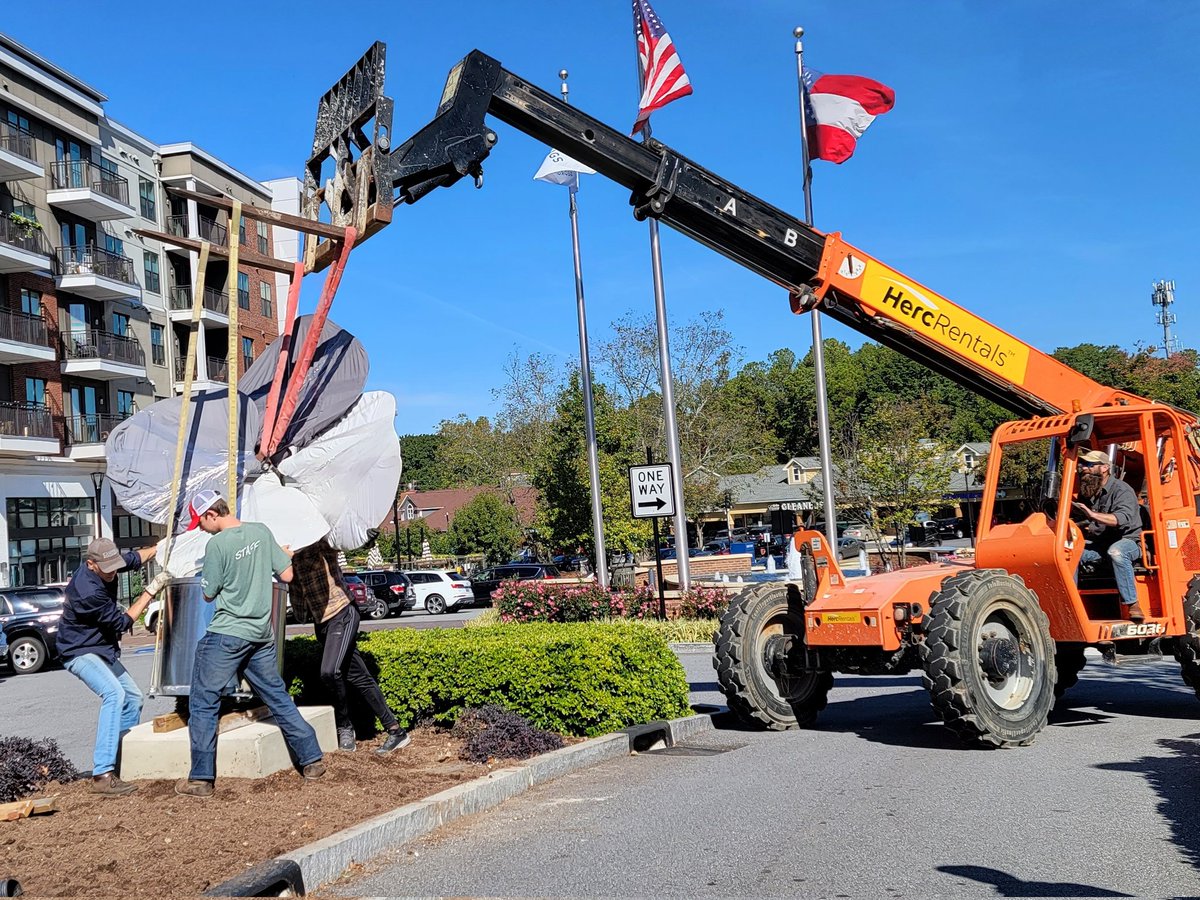landissculpt's tweet photo. This one has landed at it's final destination. Thanks Daniel Owens and crew!
#artss #cityofsandysprings #sandyspringsartscenter https://t.co/gHcJFxBxfA