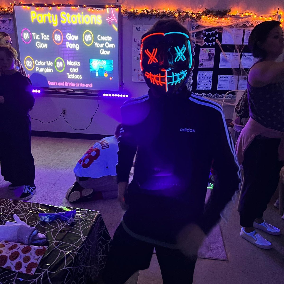 Mrs. Roth tweet media