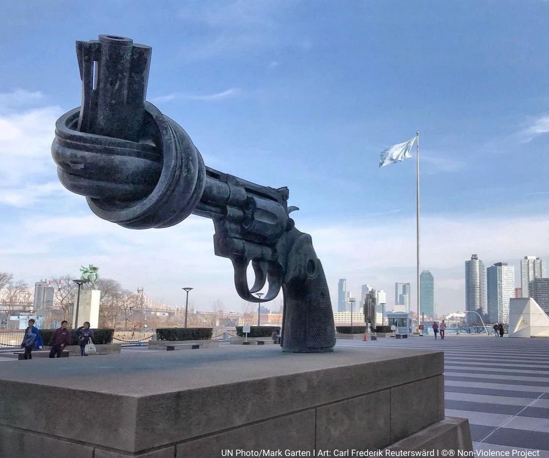 📸: The 'Knotted Gun' sculpture, pictured here at UNHQ in NY, is an inspirational symbol of non-violence. Throughout Disarmament Week, follow @un_disarmament to learn about the UN's vision of a weapons-free world: un.org/en/observances…