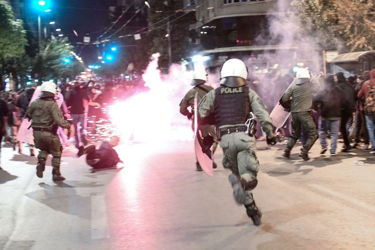 illwilleditions's tweet photo. Streets of #Athens are on fire after thousands demonstrated following the rape of a 19 year old girl in police custody. https://t.co/fFfI72HHFa
