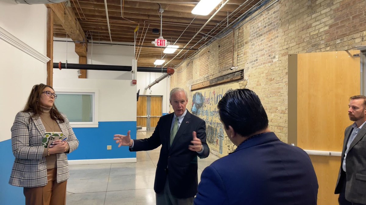 RonJohnsonWI's tweet photo. 🧵Stopped by Academy of Excellence today to tour and share lunch with their middle school students. https://t.co/ydex1lKLtj