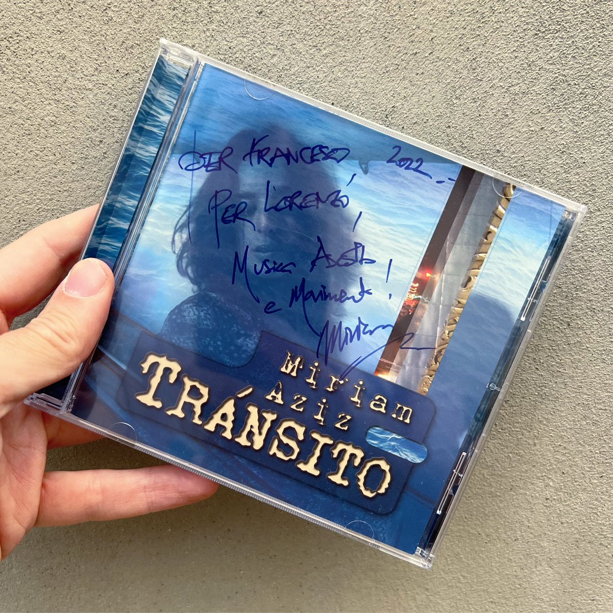 FrancescoCarli's tweet photo. Day 30 of 30 days of signed pop memorabilia from my collection! Signed copy of "Trànsito" by Miriam Aziz
#30daysofsignedpop #miriamaziz #transito https://t.co/uXpobf0Xx1