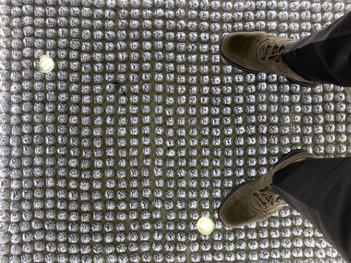 Su un tappeto di #Baci 
Una storia che inizia 100 anni fa con LuisaSpagnoli
#baciperugina 
#Perugia 
#Perugina100