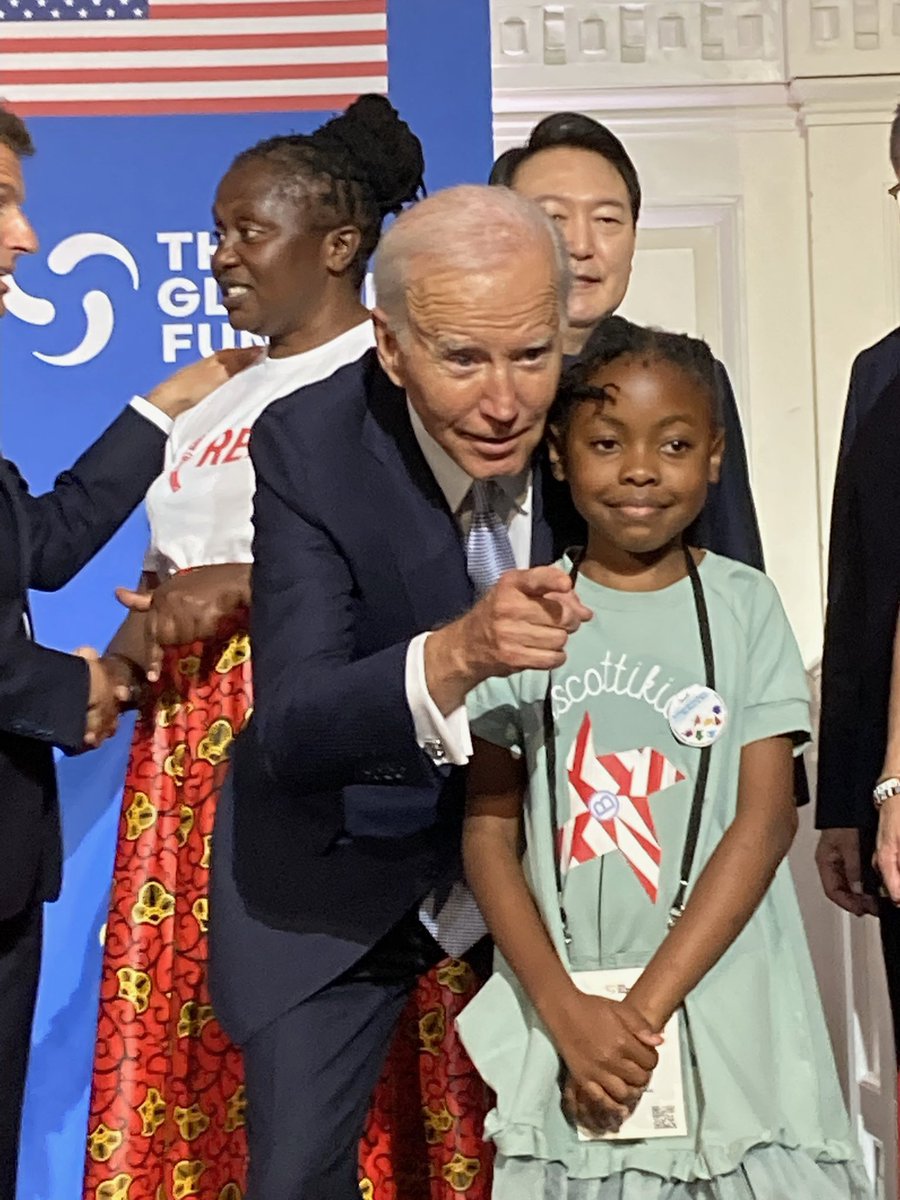 One month ago today, (RED) joined world leaders, private sector companies, and community organizations to pledge a record level of support for the @GlobalFund. Here’s a snapshot from one of the most precious behind the scenes moments—@joebiden meeting (RED) Ambassador Lubona