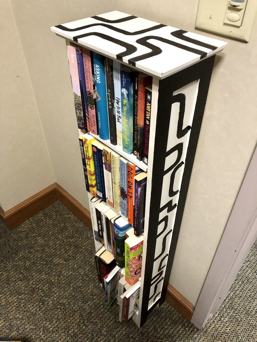 ShariBodofsky's tweet image. Making it happen! I present to you the book station. 

#internyear #hospital #residency #books #littlelibrary