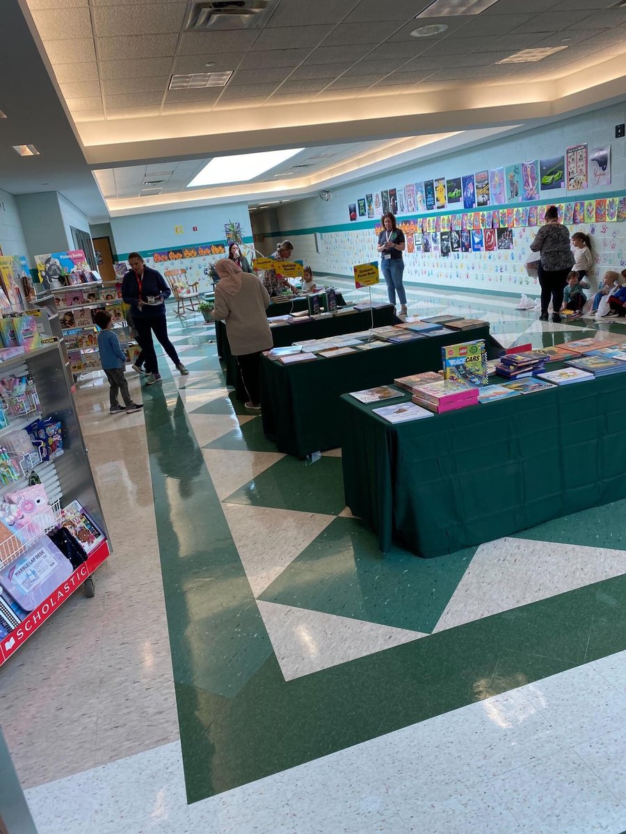 CopperHillES's tweet photo. It was a great week of shopping at the @CopperHillES book fair! Thank you so much to our PTO & volunteers who helped make it a success! We know all of Cougars will enjoy their new books! π π #CHReads #CHProud https://t.co/IDOyAW6m58