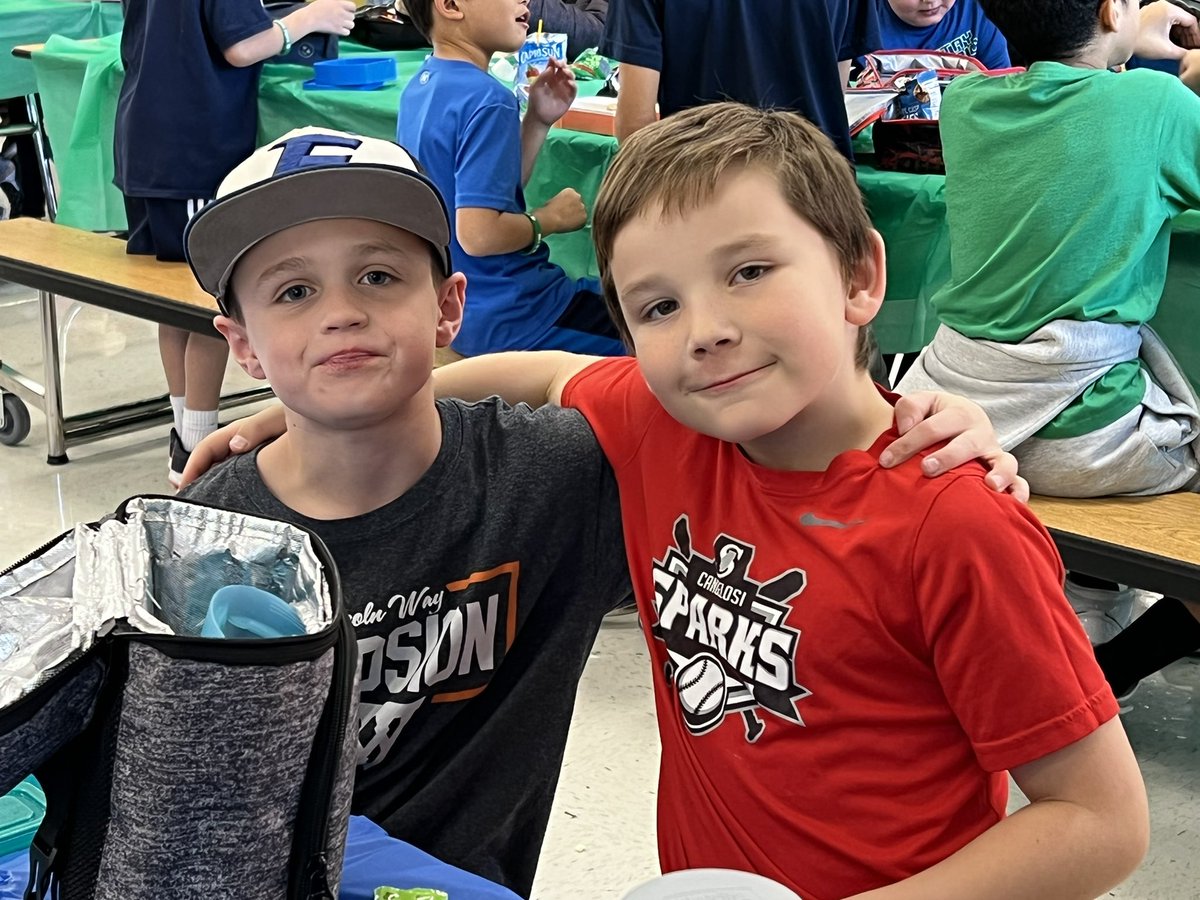Chelsea_Tigers's tweet photo. We mixed it up at lunch today! Everyone had to sit at a table that matched the color of their Mix It Up Day wristband. We made new friends, and got to know some of our old friends even better! #WeAreChelsea #fsd157c #MixItUpDay https://t.co/rgtaOHI8nT