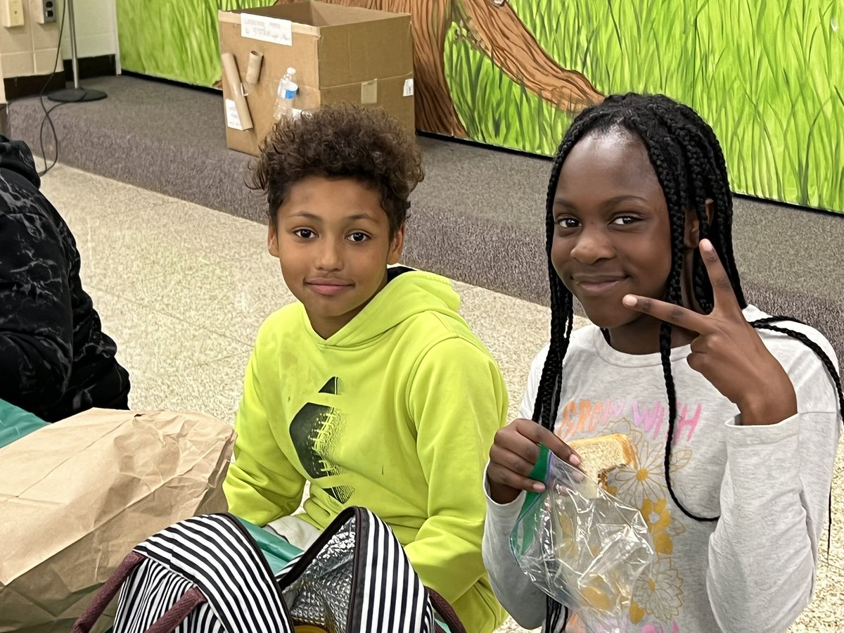 Chelsea_Tigers's tweet photo. We mixed it up at lunch today! Everyone had to sit at a table that matched the color of their Mix It Up Day wristband. We made new friends, and got to know some of our old friends even better! #WeAreChelsea #fsd157c #MixItUpDay https://t.co/rgtaOHI8nT
