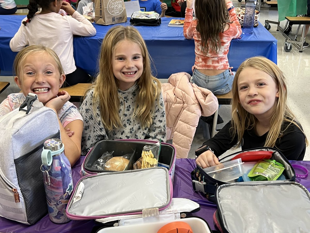 Chelsea_Tigers's tweet photo. We mixed it up at lunch today! Everyone had to sit at a table that matched the color of their Mix It Up Day wristband. We made new friends, and got to know some of our old friends even better! #WeAreChelsea #fsd157c #MixItUpDay https://t.co/rgtaOHI8nT