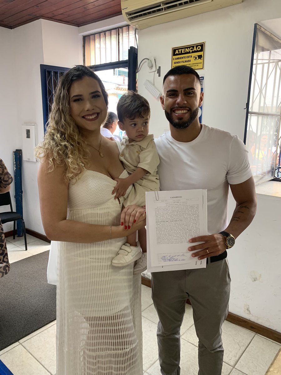 Marlloncjj's tweet photo. Enfim, CASADOS! 👨‍👩‍👦💍🙌🏼🙏🏼

“Nenhuma quantidade de água pode apagar o amor, e nenhum rio pode afogá-lo. Se alguém quisesse comprar o amor e por ele oferecesse as suas riquezas, receberia somente o desprezo.”

Cântico dos Cânticos 8:7 https://t.co/jdNooDNPVw