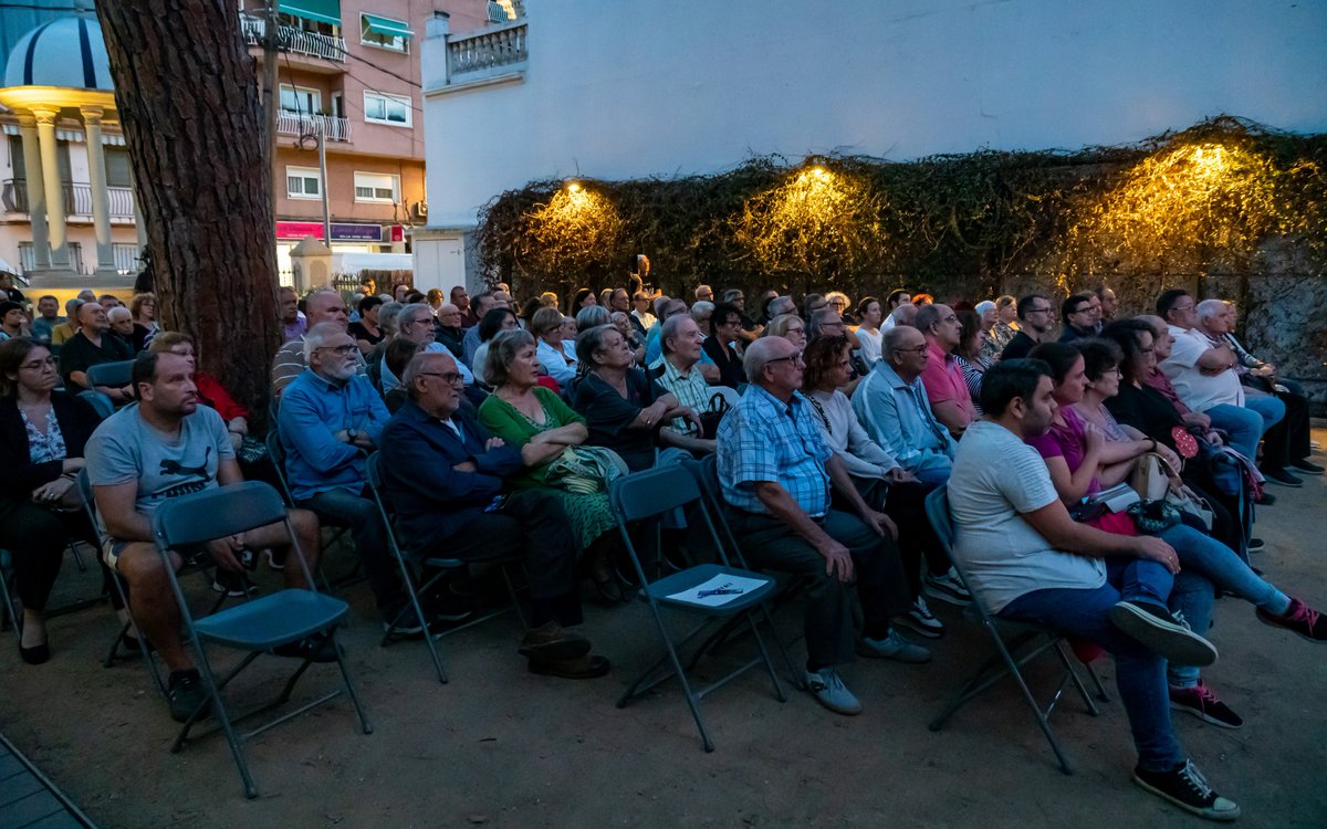 StVicencECPodem's tweet photo. 💐Gràcies família, amics/gues, companys/nyes pel vostre escalf compartint avui aquest humil homenatge al nostre estimat alcalde Ricard Un home honest i íntegre amb un únic interès, millorar la vida dels vicentins/es🕊️ Un dels imprescindibles i referent que ens guia dia rere dia💜 https://t.co/j5ft11EHk0