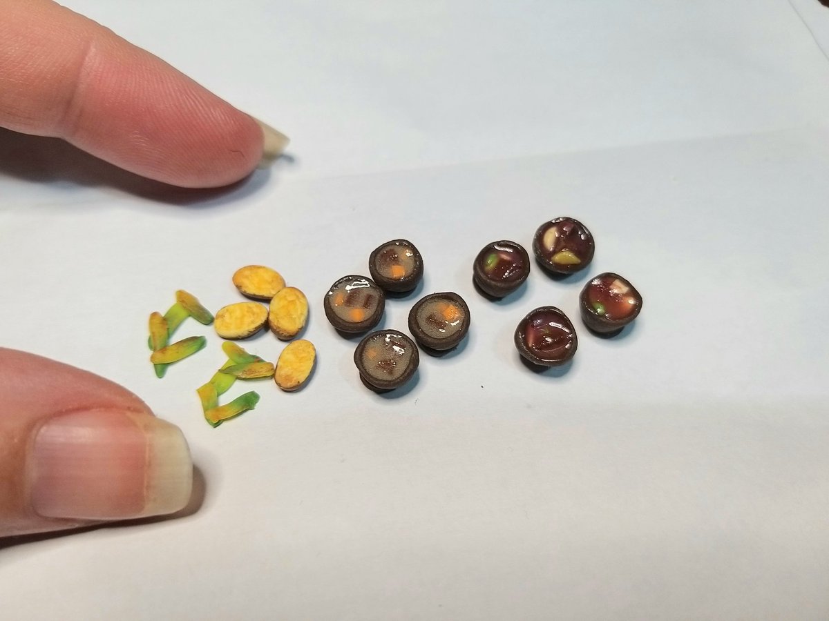 Raven_elf's tweet photo. Lil' #Skyrim leeks, tomatoes, apples, cooked leeks, baked potatoes, Venison stew and Horker and Ash yam stew finished 😄
#Skyrim #miniature #food #polymerclay #fimo #28mm #Tinyfood #Elderscrolls #VenisonStew #Dnd #dndminiatures https://t.co/eSyesnwLUN