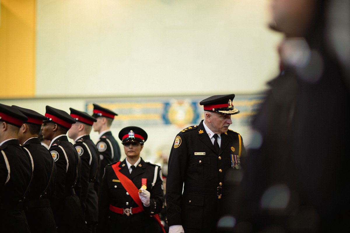 jamesramertps's tweet image. I was honoured to welcome and present 88 new police constables with their badges today at our graduation ceremony. 39 speak more than one language and they bring diverse life, academic, professional and community experience to their new roles as  @TorontoPolice officers.